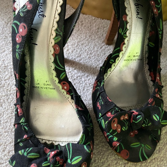 Red Herring Girls Just Want To ... Cheery Shows - Picture 3 of 4